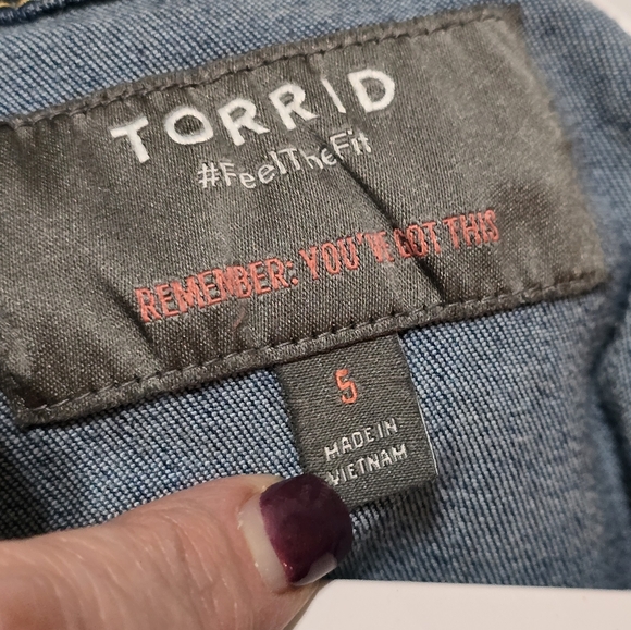Torrid Denim Crop Jacket, Plus Size 5 - Picture 3 of 3